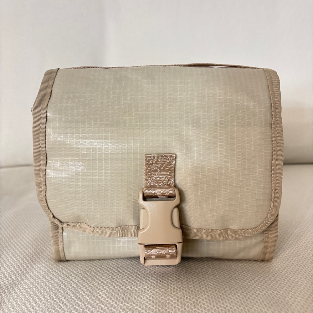 Cloak Terra Hanging Toiletry Bag in White Sand